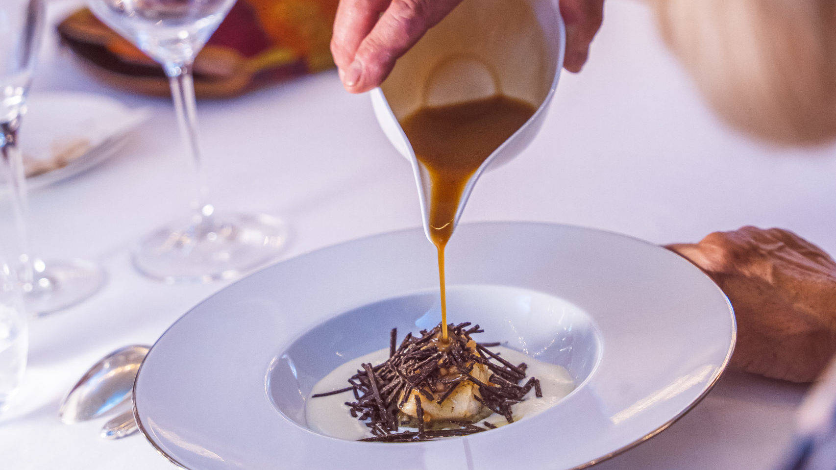 Assiette d'un plat gastronomique français par le chef Bacquié