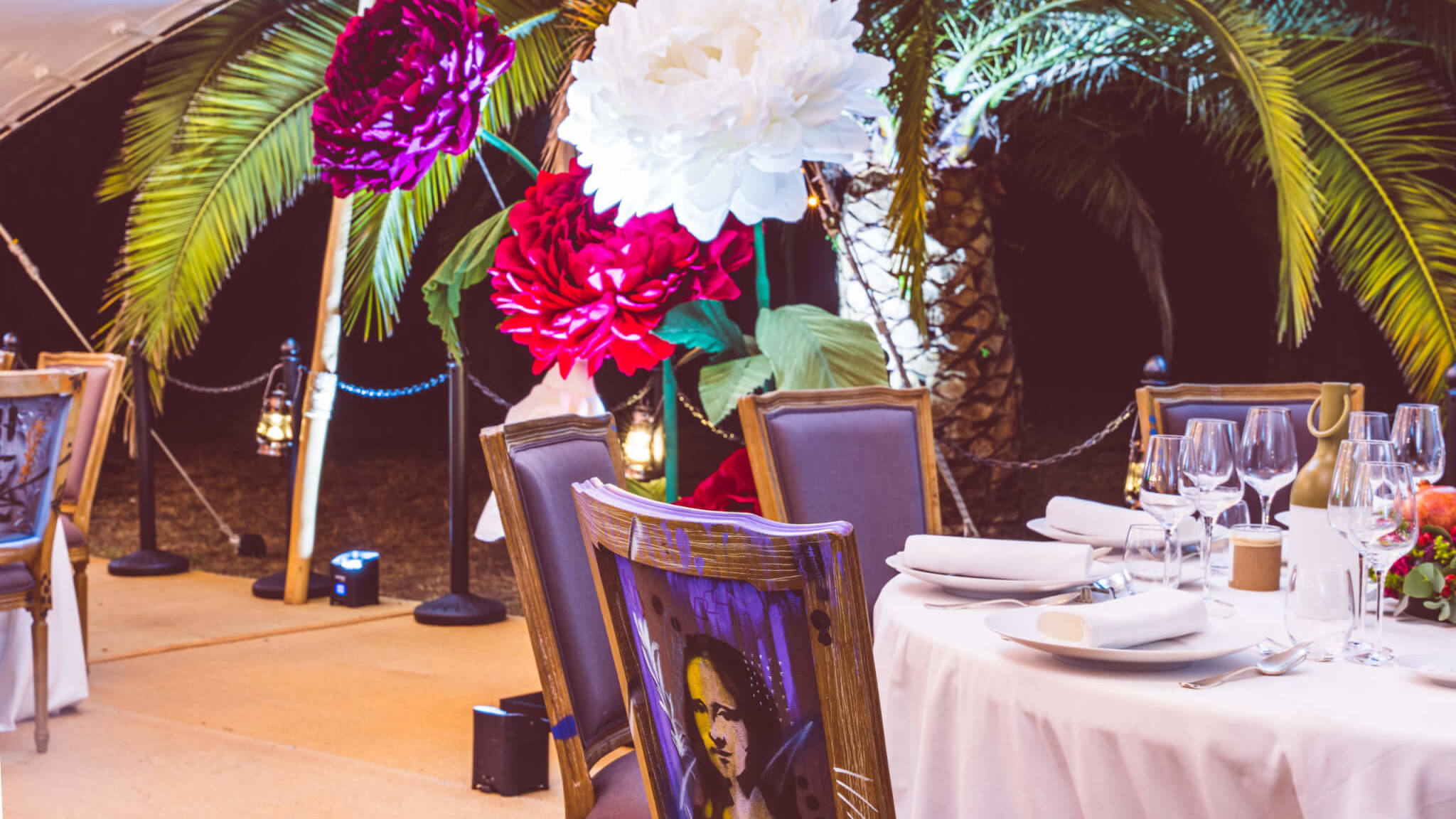 Tables du dîner avec grosses fleurs, arts de la table, organisé par Hédonisterie