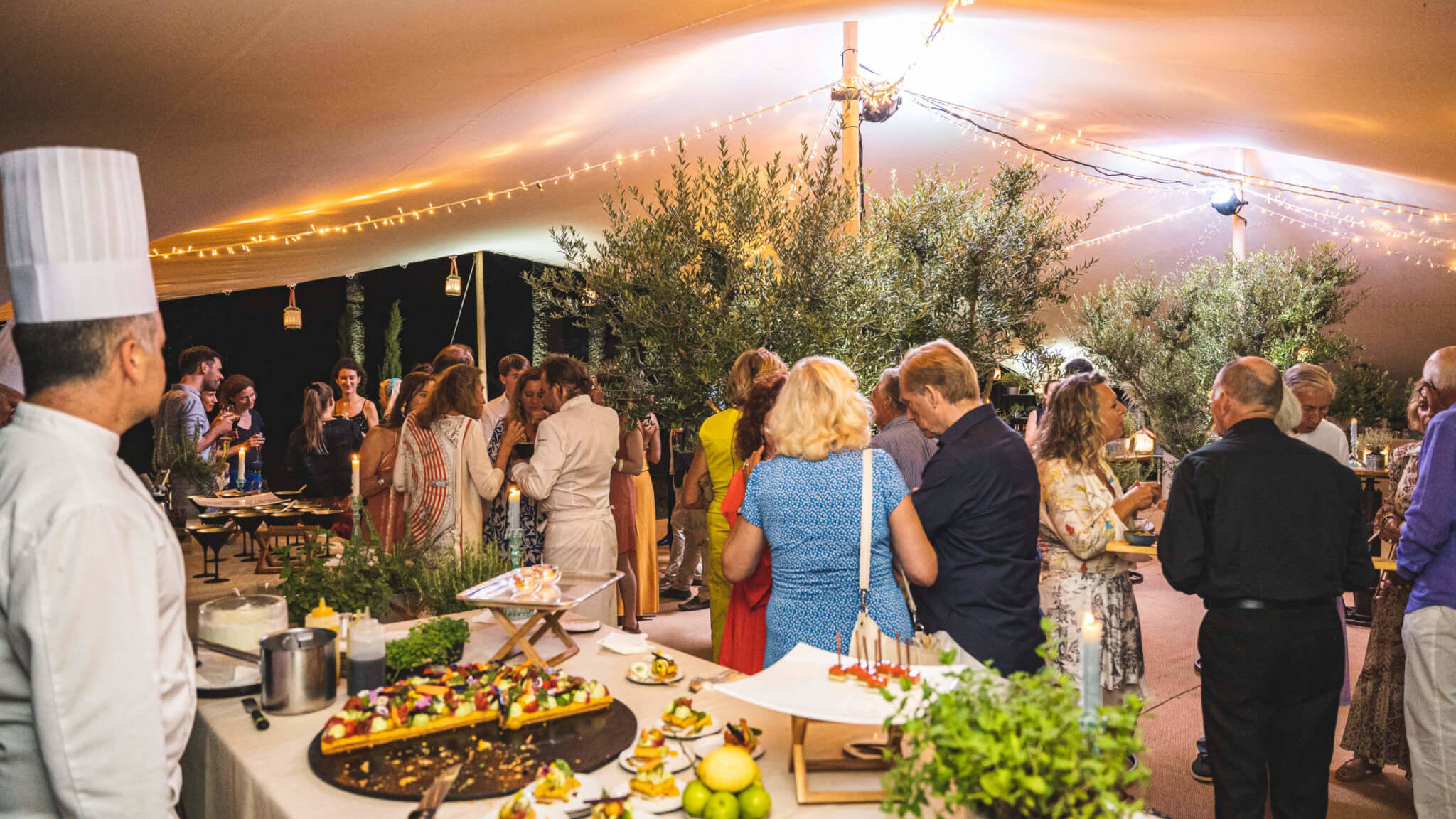 Invités et buffet de l'événement organisé par l'Hédonisterie