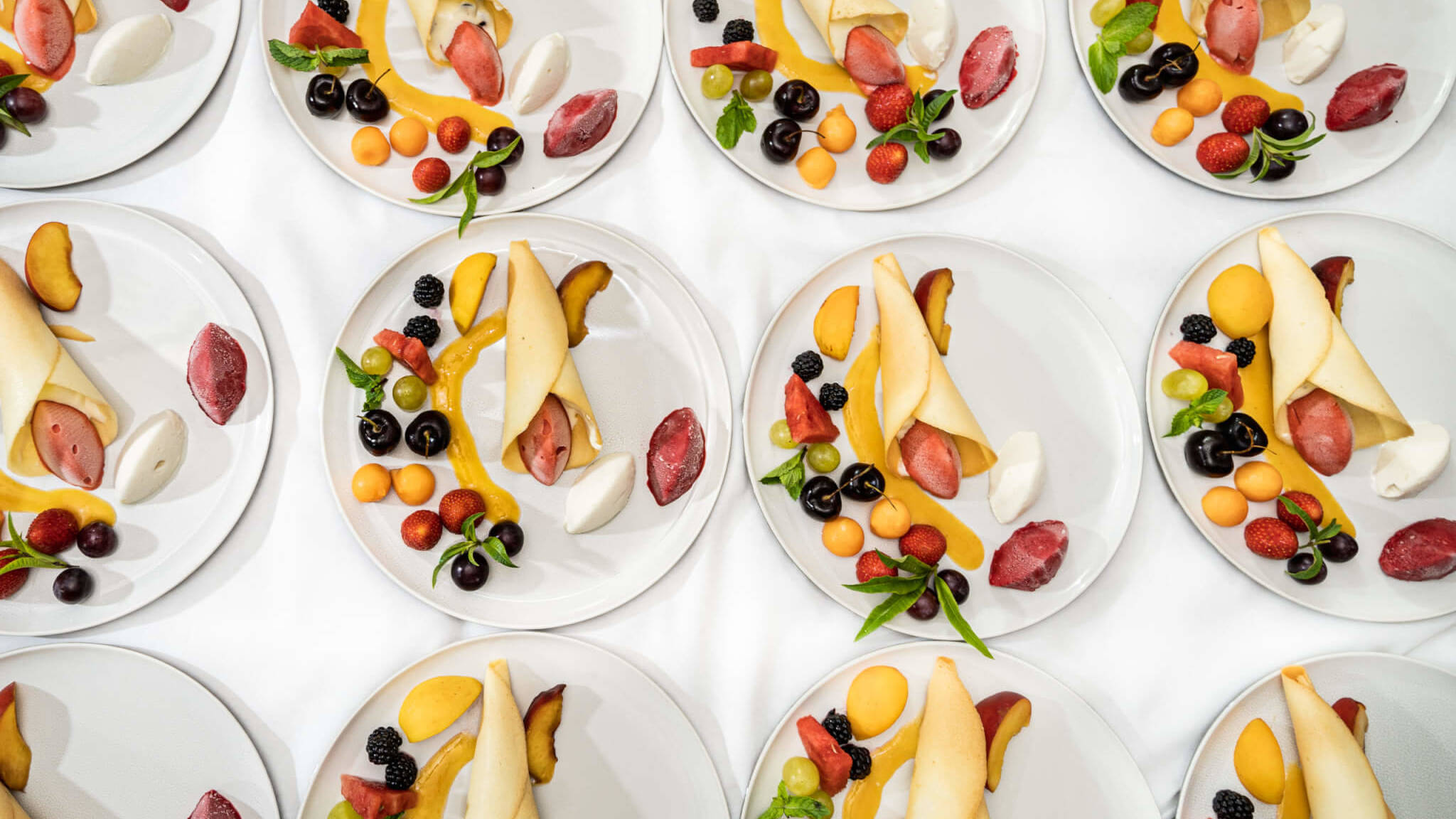 Plusieurs assiettes d'un dessert gastronomique par le chef Jacques Chibois, fruits, sorbet