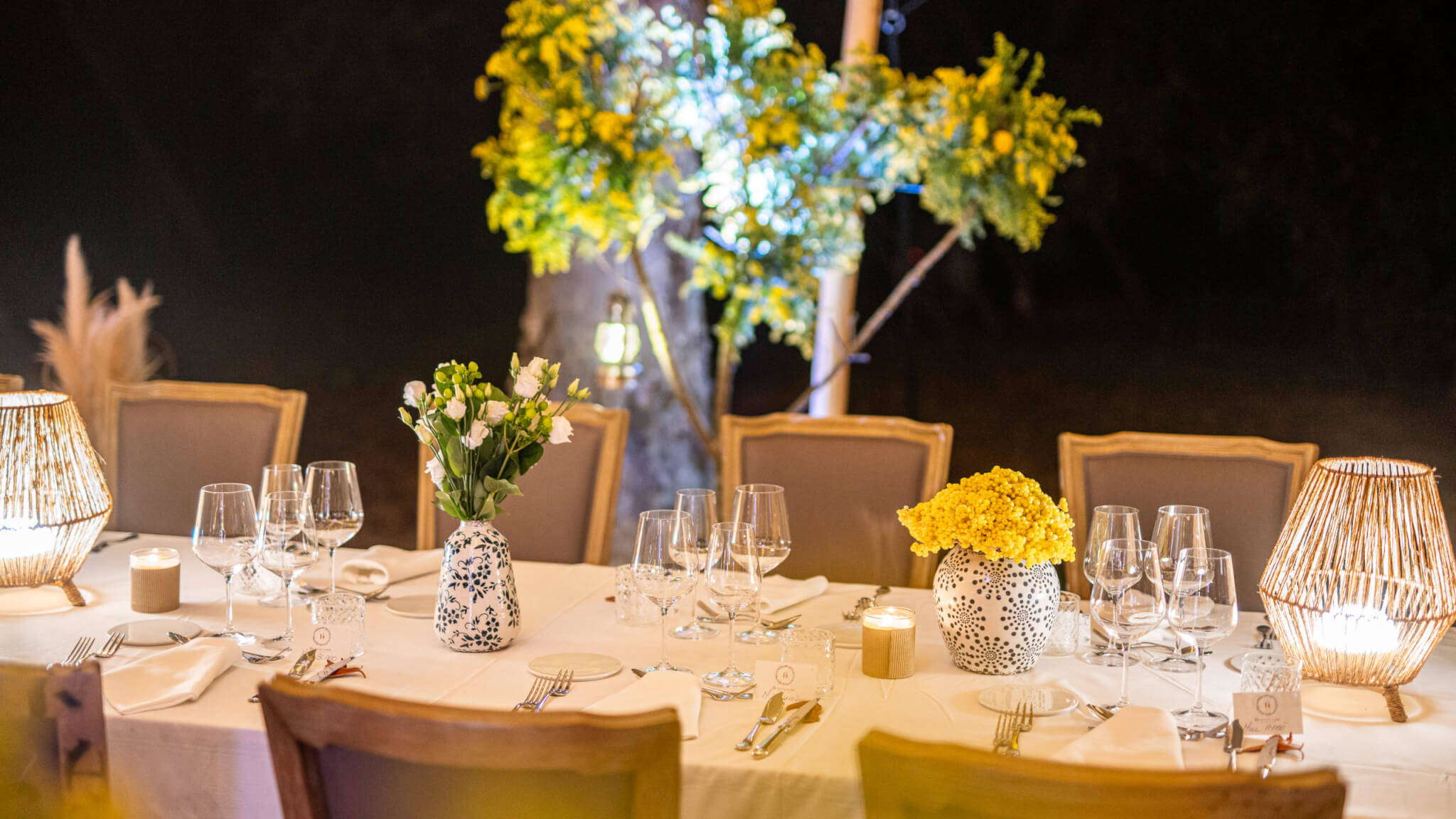 Arts de la table, composition florale de la table du dîner du chef Alléno par l'agence Hédonisterie