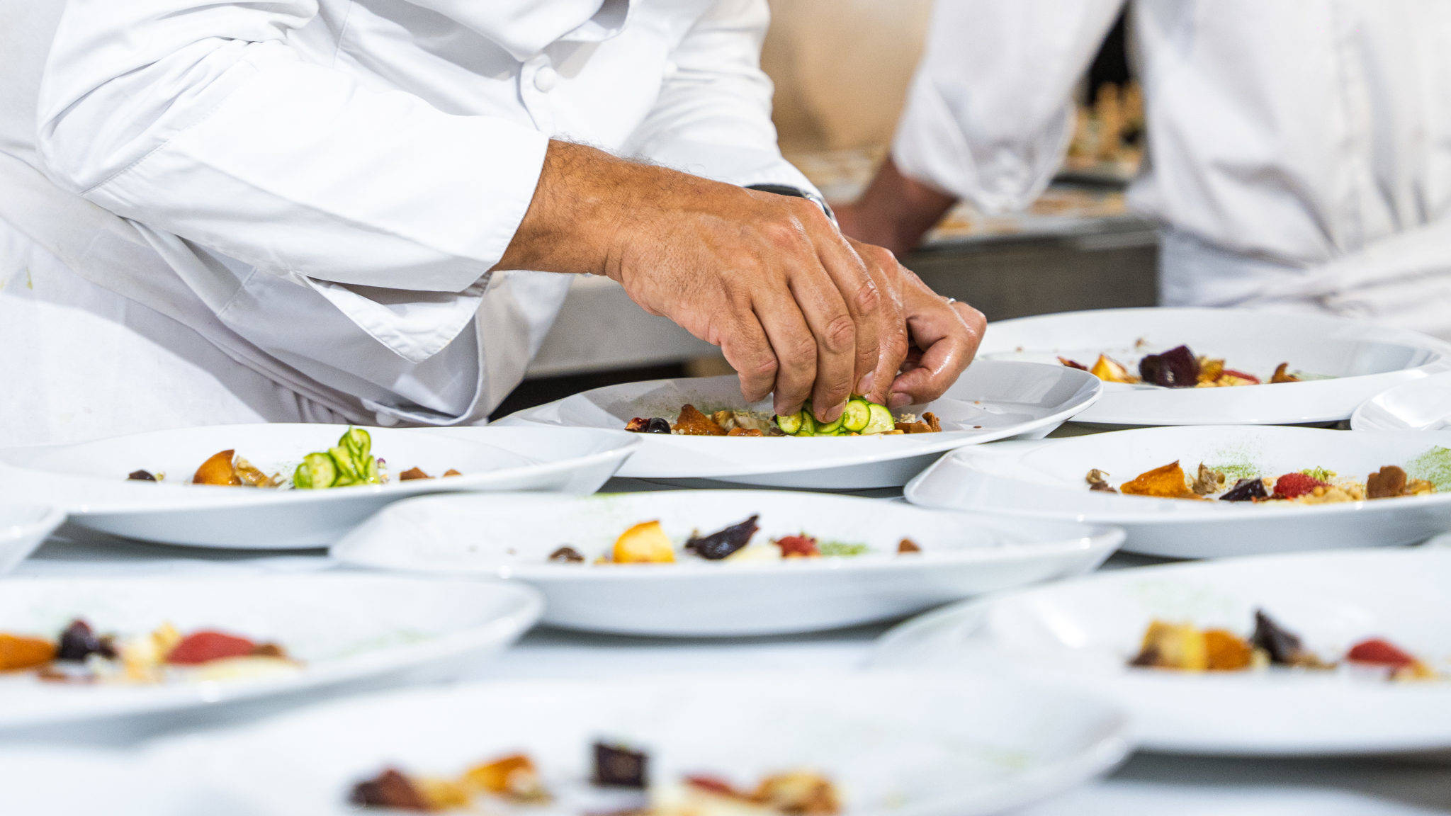 Dressage des assiettes du dîner du chef Yannick Alléno organisé par l'agence Hédonisterie