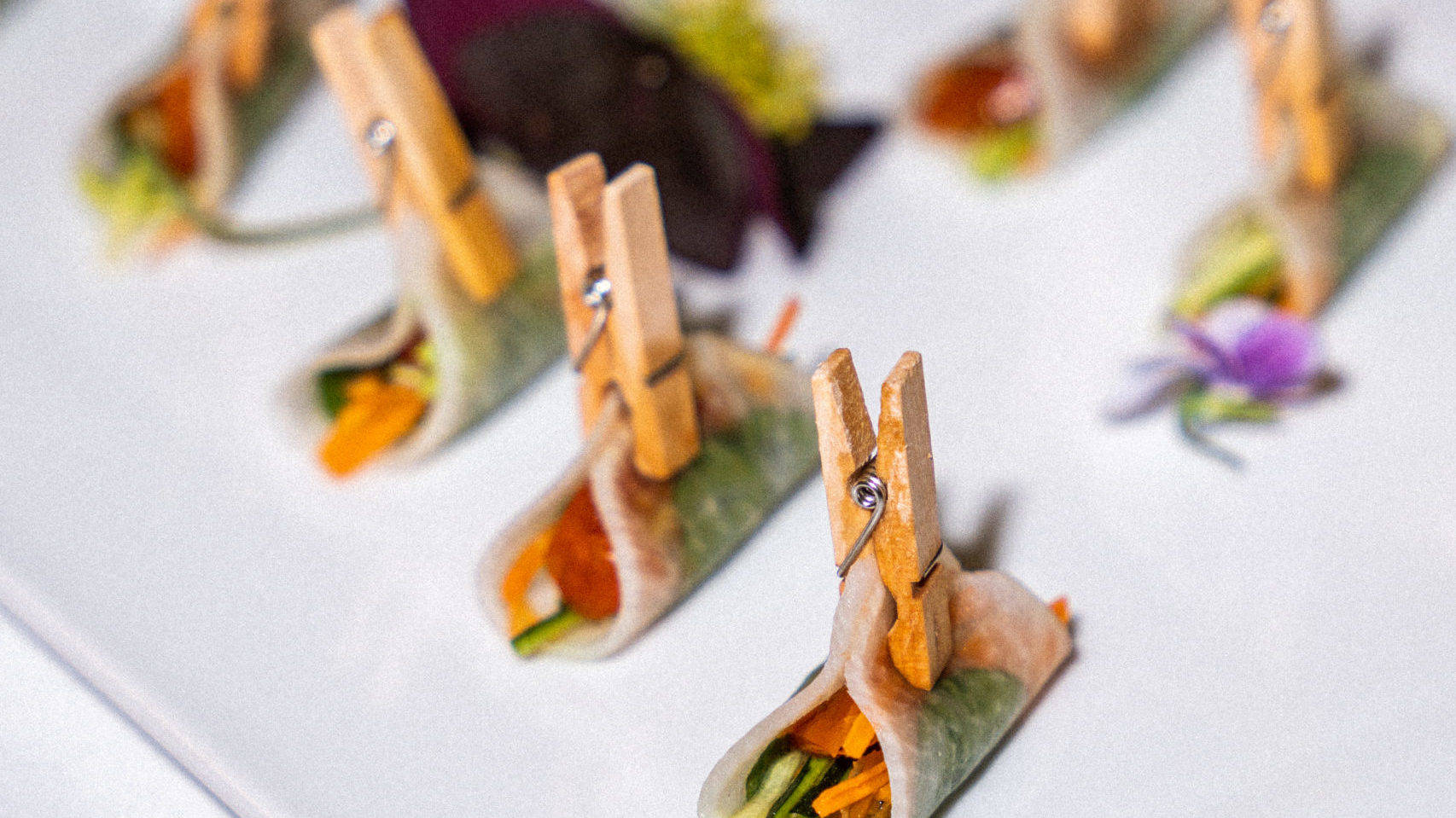 Bouchées de légumes enveloppées et fermées par une pince, disposées dans une assiette, préparées par le chef Yannick Alléno