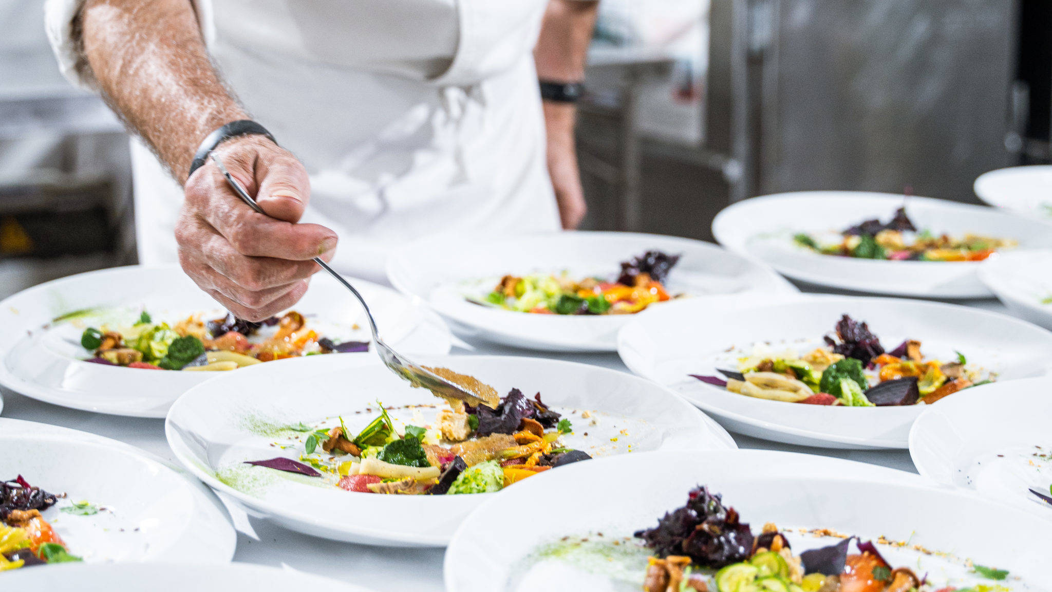 Dressage des assiettes du plat gastronomique du chef Yannick Alléno