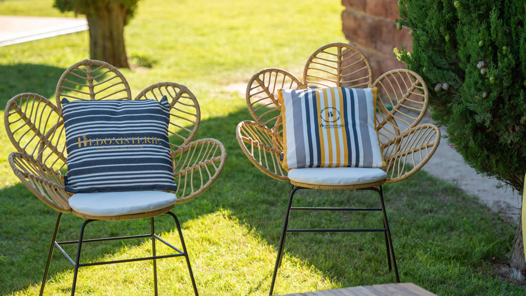 Ensemble de 2 chaises de l'hédonisterie avec des coussins de l'artisan Jean-Vier dessus, tissu baque rayé bleu et blanc et jaune