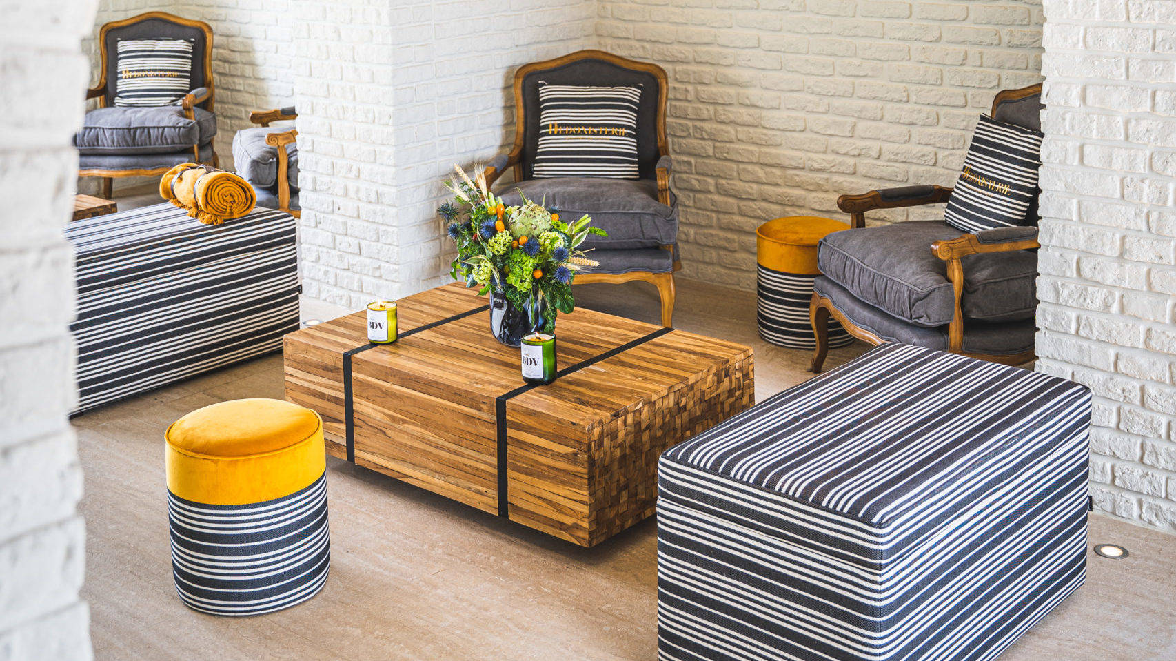 Mobilier de salon de l'artisan Jean-Vier, tissu basque rayé bleu marine et blanc
