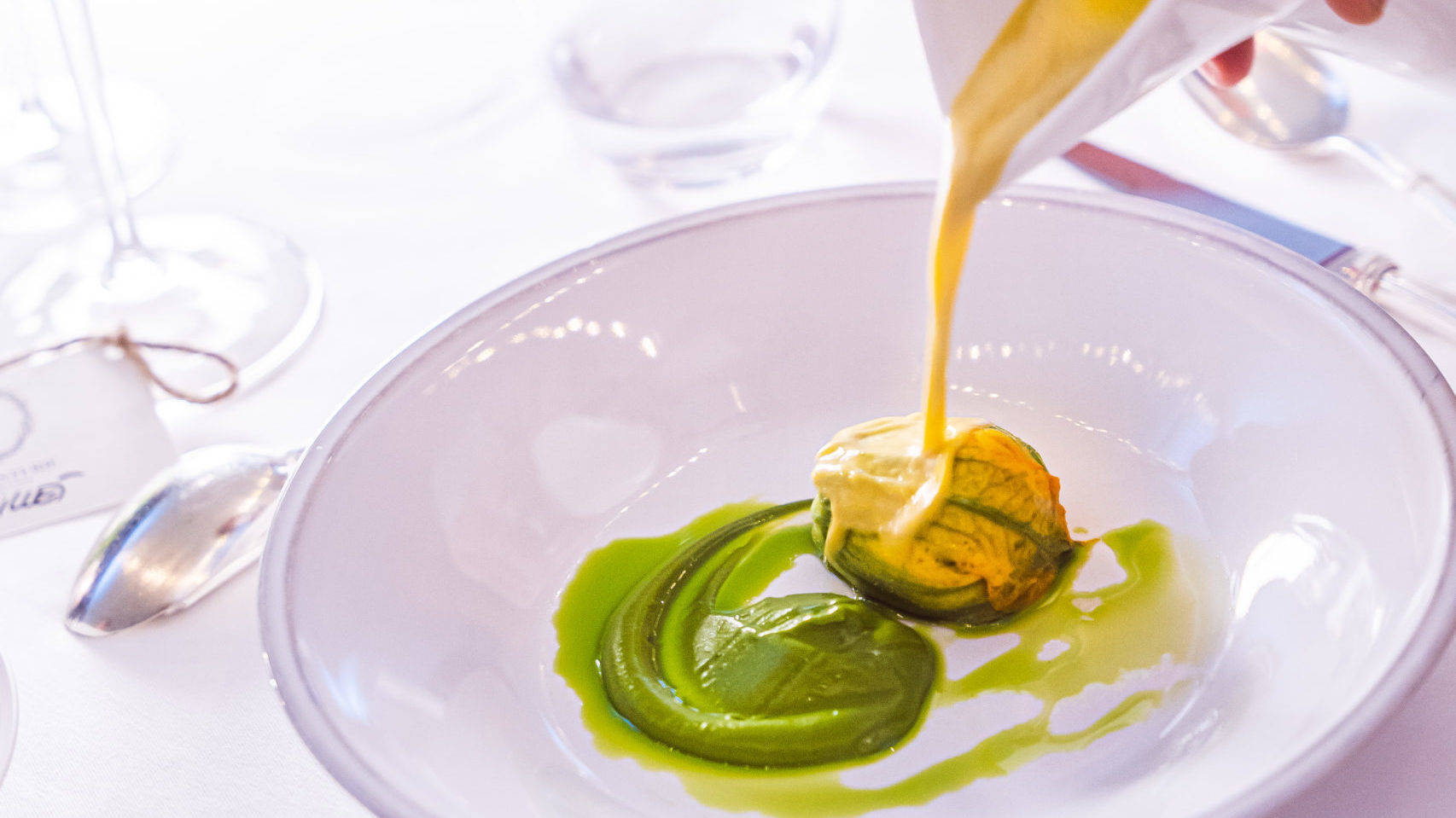 Assiette d'un plat gastronomique français par le chef Bacquié