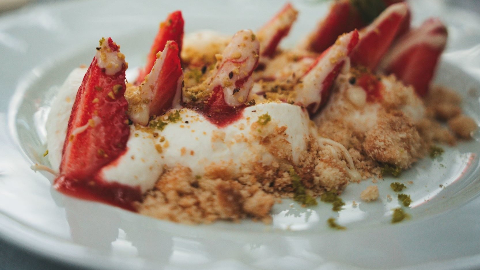 assiette d'un dessert gastronomique français aux fruits par le chef Faure