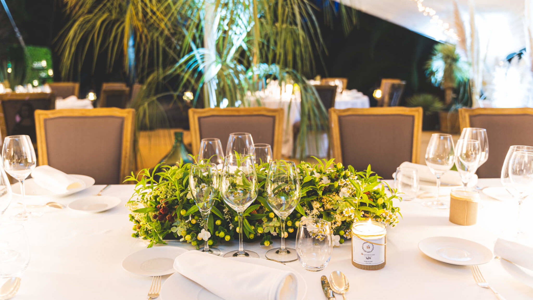 Centre de table, fleurs, arts de la table, imaginés par l'agence événementielle Hédonisterie