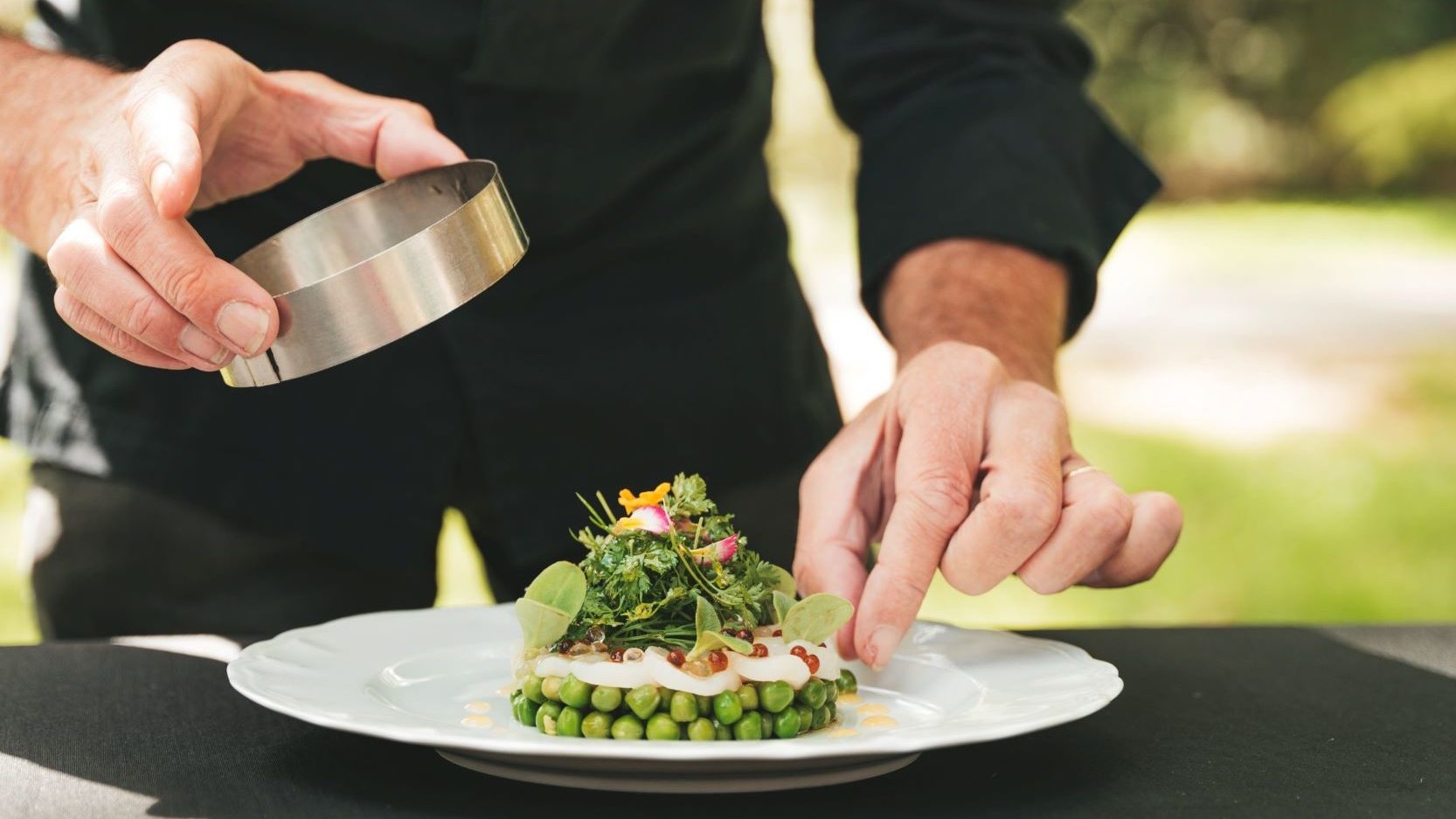 Assiette d'un plat gastronomique par le chef Faure aux légumes verts