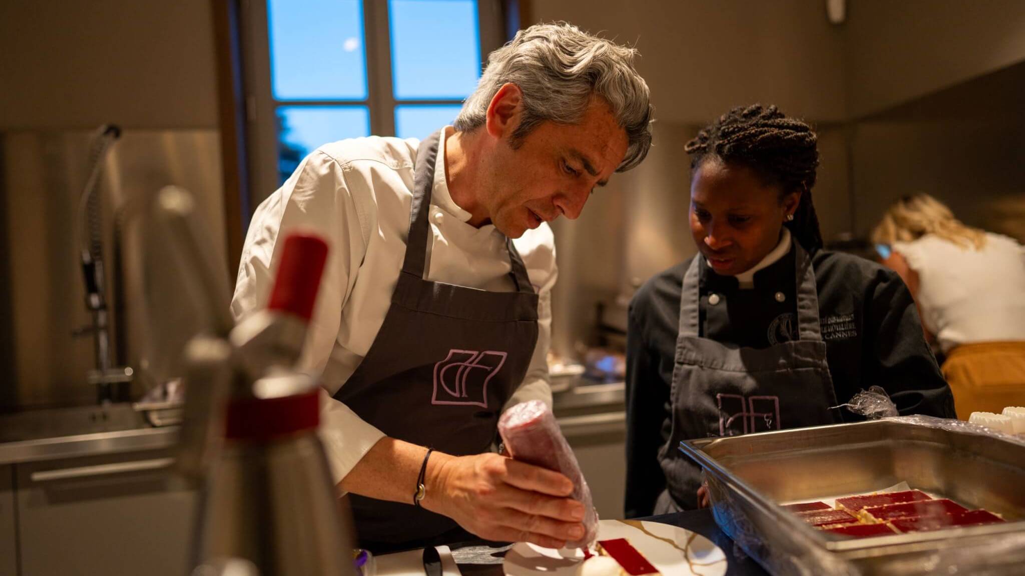 Chef Fétisson qui ajoute le coulis à son plat gatsronomique