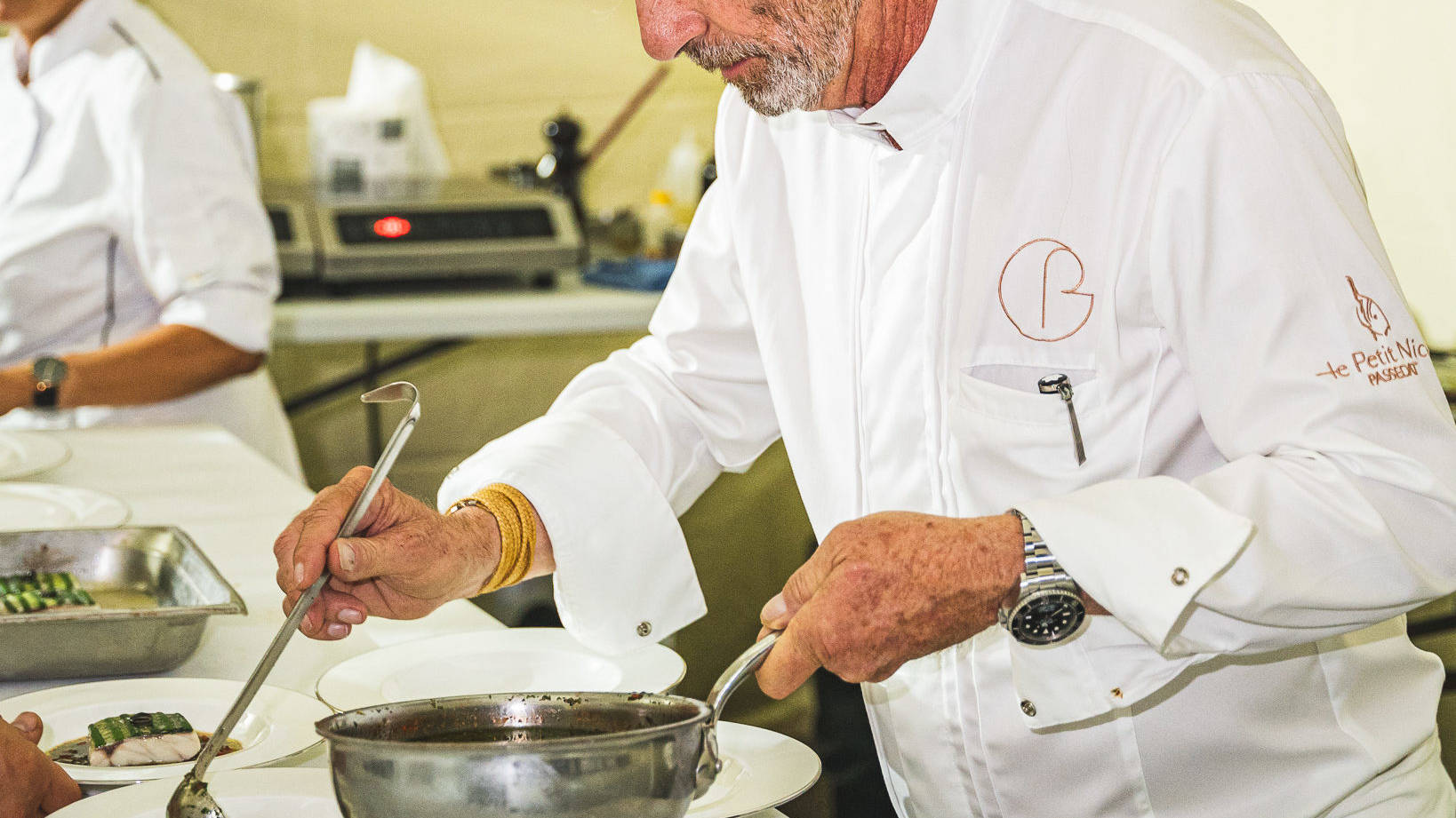 Le chef Gérald Passedat dressant ses assiettes pour un événement de l'Hédonisterie