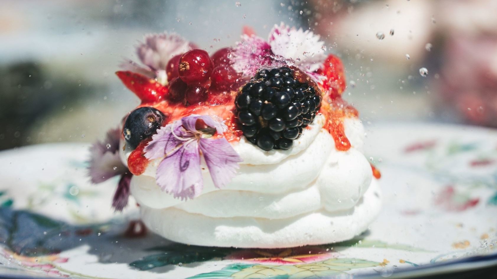 assiette d'un dessert gastronomique français aux fruits par le chef Faure