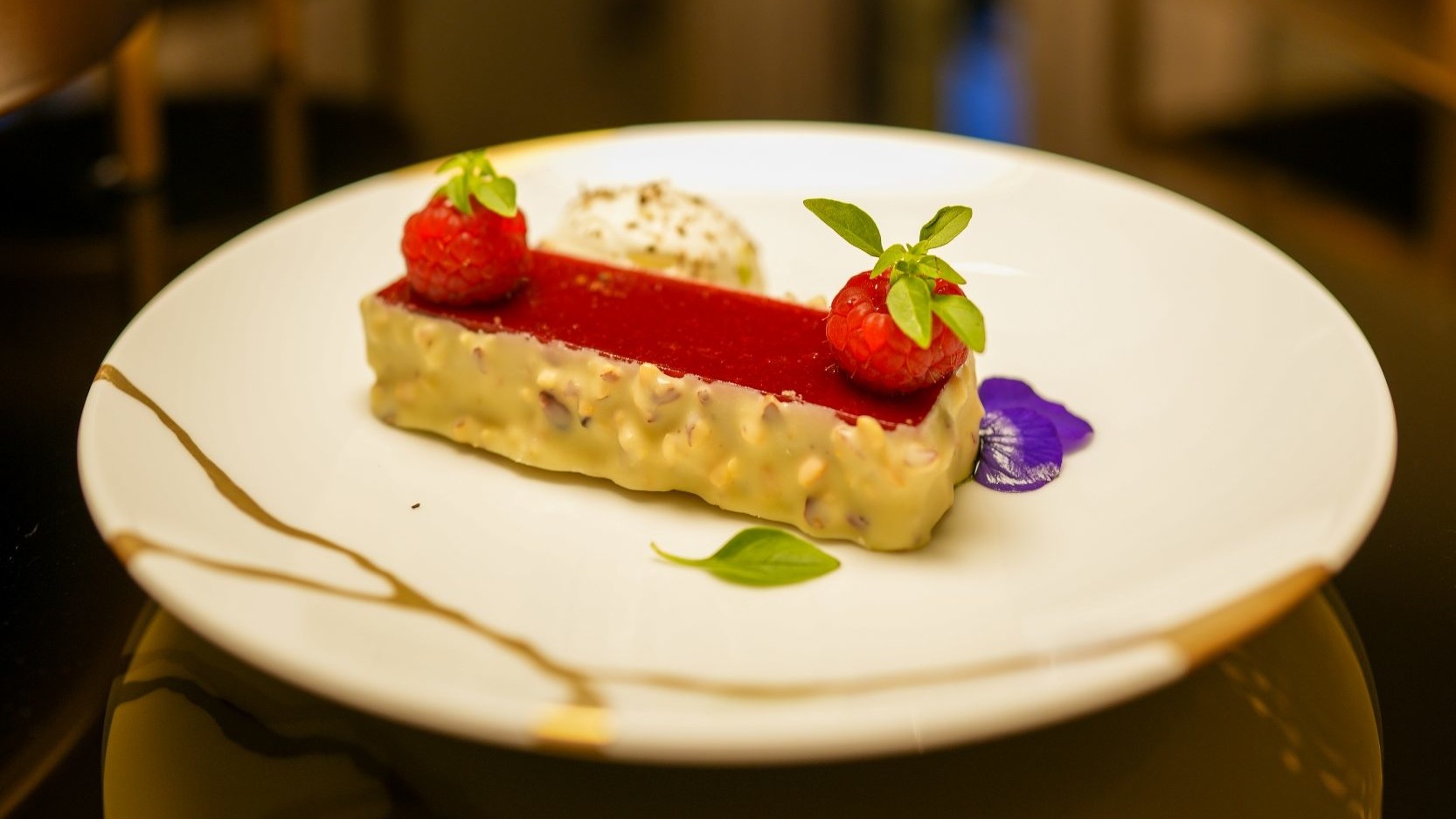 Assiette d'un plat gastronomique français par le chef Fétisson