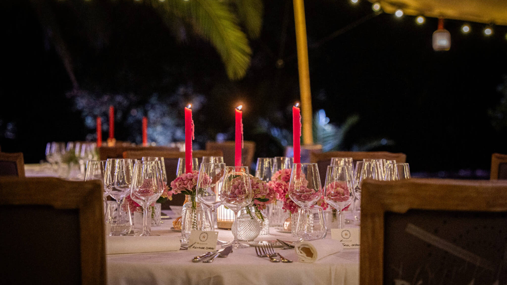 Table, arts de la table, bougies, verres, vaisselle, du dîner du chef Marcon, imaginé par l'agence Hédonisterie