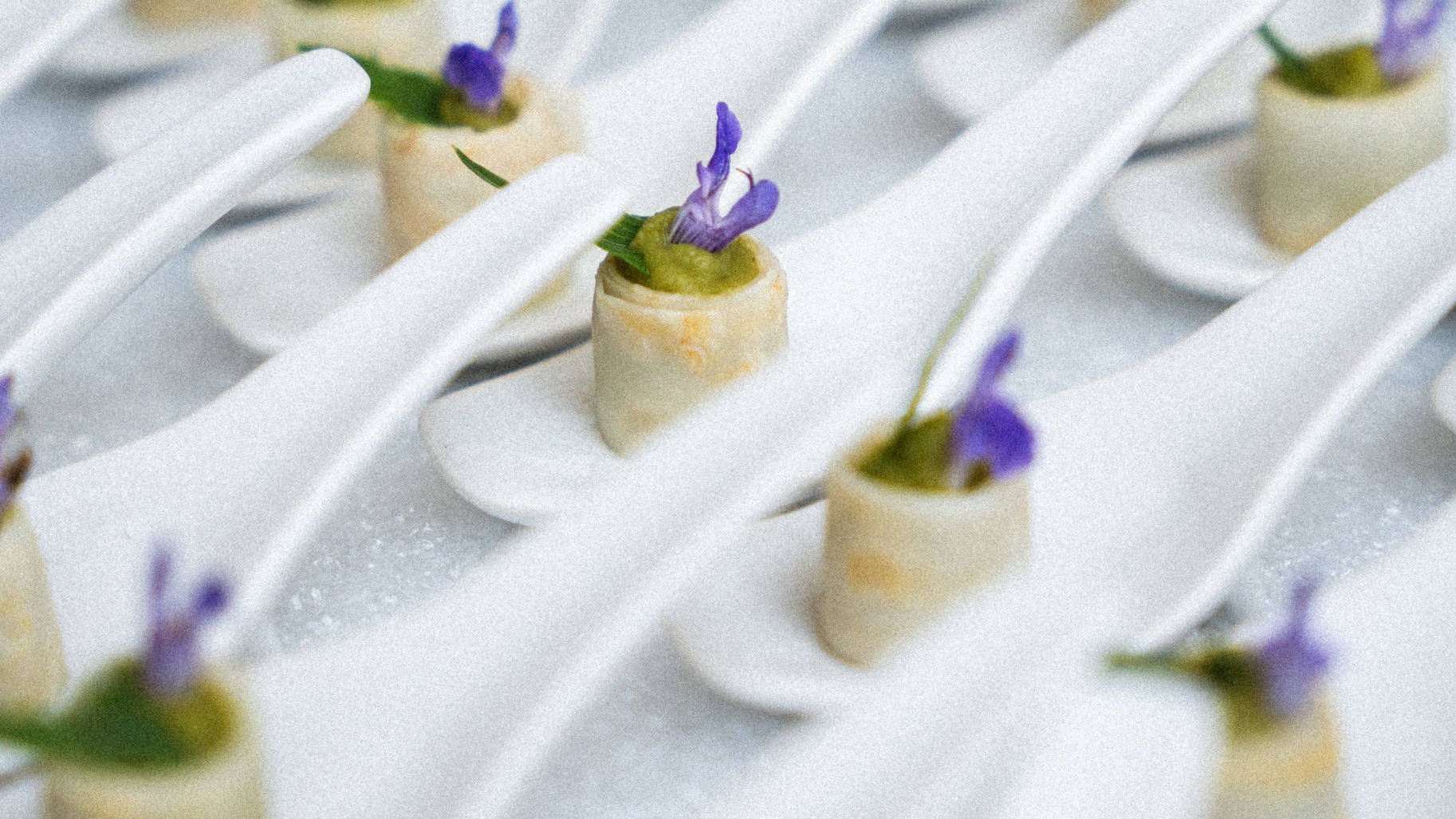 Bouchées disposées sur des cuillères, avec fleurs comestibles, du chef Marcon