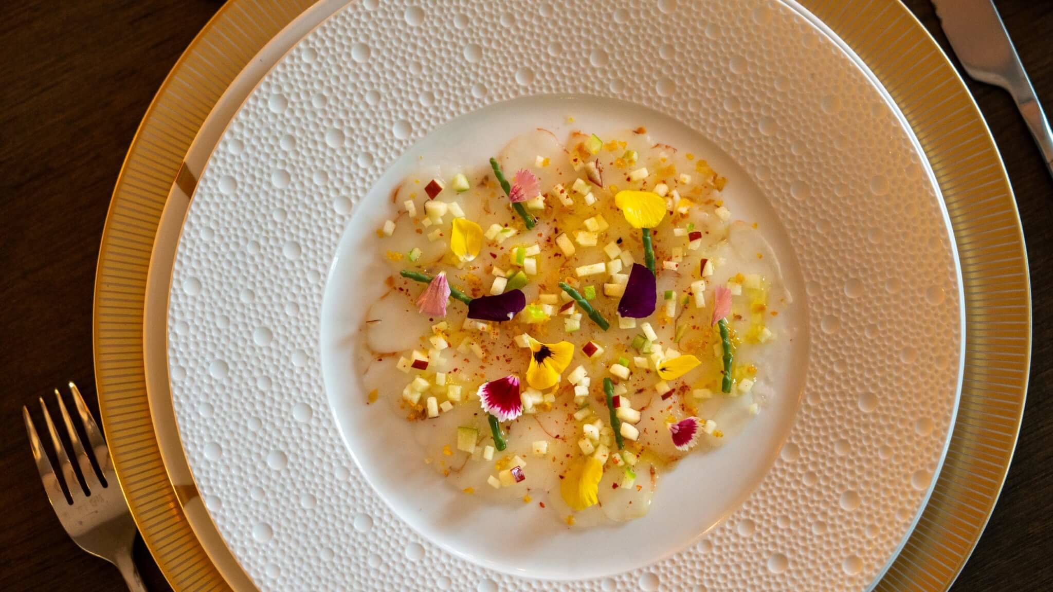 Assiette d'un plat gastronomique français par le chef Fétisson